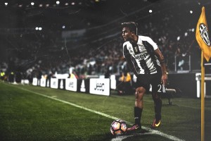 abg欧博官网-穆古鲁扎回归赛场，赛况扑朔迷离首场状态亮眼，湖人观众沸腾！